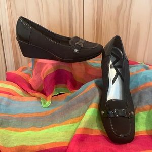 AnnKlein black flex wedges. Size 7